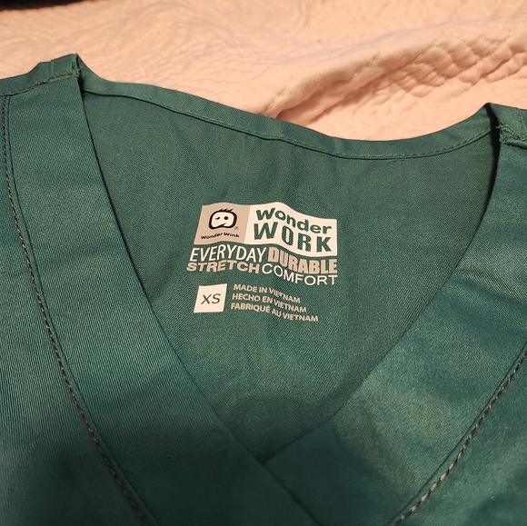 Wonder Works Scrub Top - Picture 2 of 3